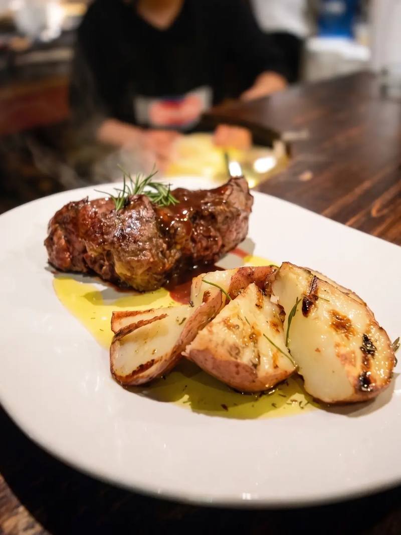 Corte de carne a la parrilla con papas grilladas y romero