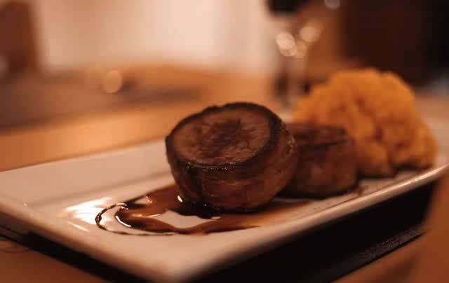 Medallón de lomo con puré de calabaza y reducción de soja